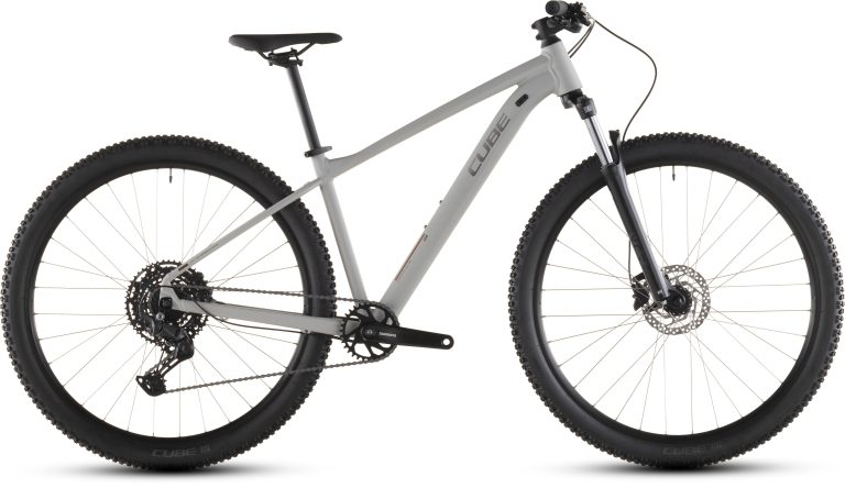 Cube Aim Pro 2026, VTT semi-rigide sans assistance à transmission mono-plateau, vue de profil