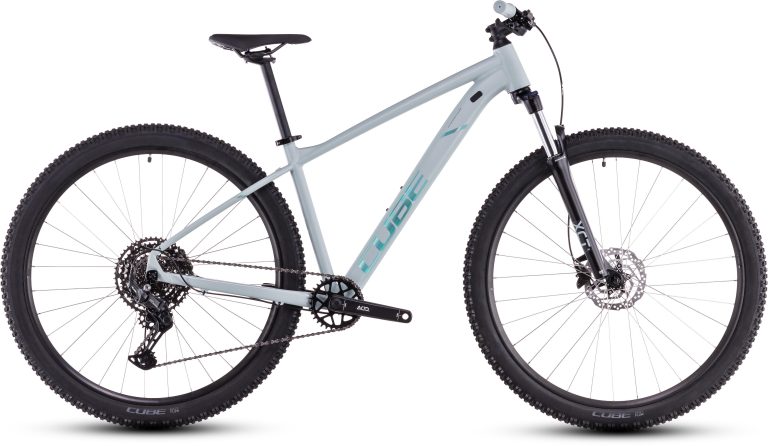 Cube Aim Race 2025, VTT semi-rigide aluminium à fourche SR Suntour avec blocage, vue de profil