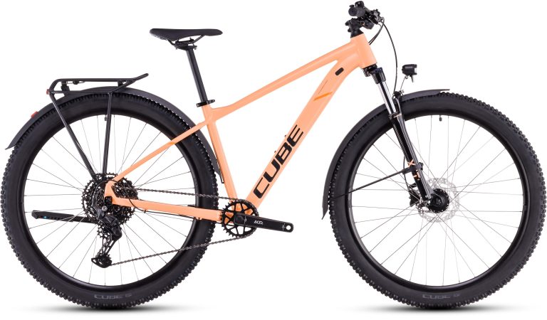 Cube Aim Race Allroad 2025, VTT semi-rigide aluminium à fourche SR Suntour, vue de profil
