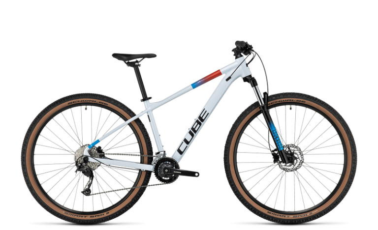 Cube Aim SLX 2024, VTT semi-rigide à fourche RockShox Judy Silver, vue de profil
