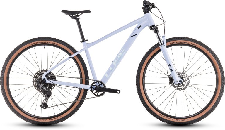 Cube Aim SLX 2025, VTT semi-rigide à cadre aluminium et fourche suspendue, vue de profil