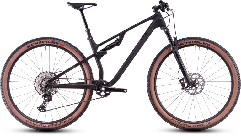 Cube AMS ZERO99 C:68X Race 29 blackline 2025, VTT tout-suspendu carbone de cross-country, vue de profil