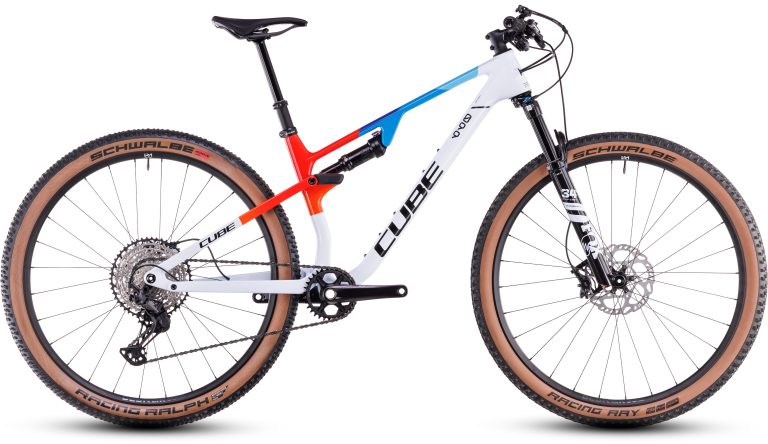 Cube AMS ZERO99 C:68X Race 29 2025, VTT cross-country tout-suspendu carbone, vue de profil