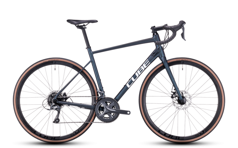 Cube Attain 2024 bleu et blanc, vélo de route aluminium à freins à disque, vue de profil