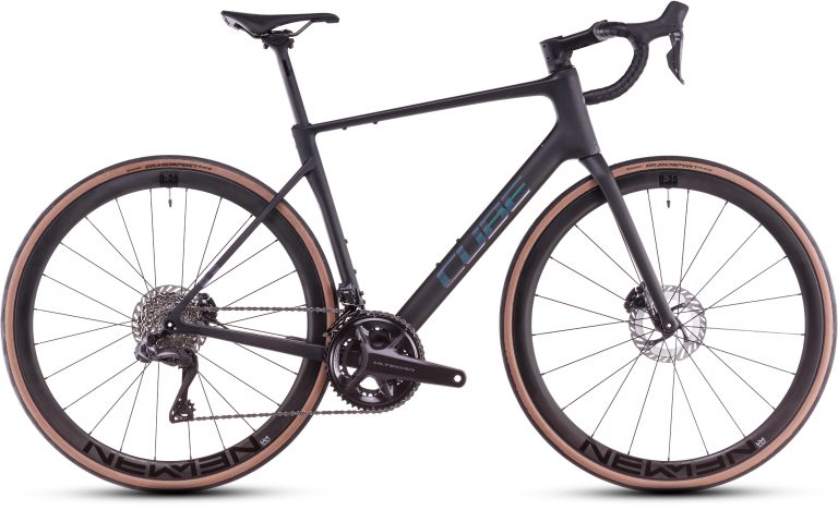 Cube Attain C:62 SLT 2025, vélo de route d’endurance carbone à transmission Di2, vue de profil