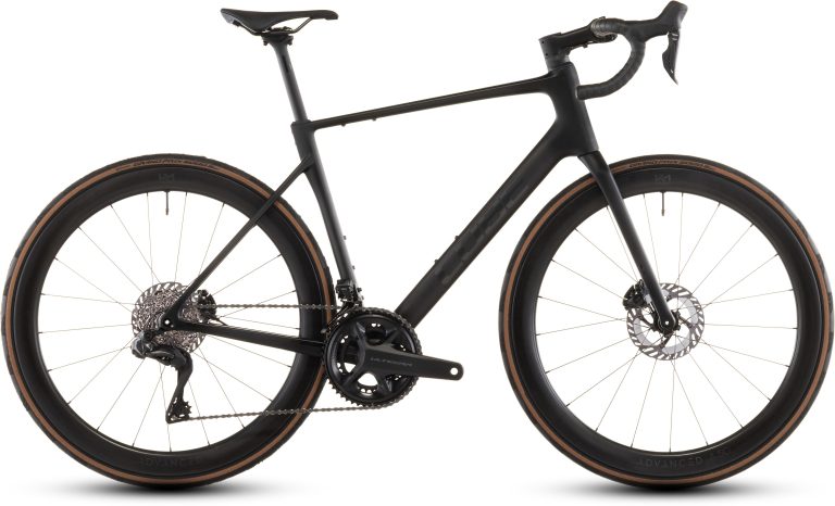 Cube Attain C:62 SLT 2026, vélo de route d’endurance en carbone à roues Newmen, vue de profil