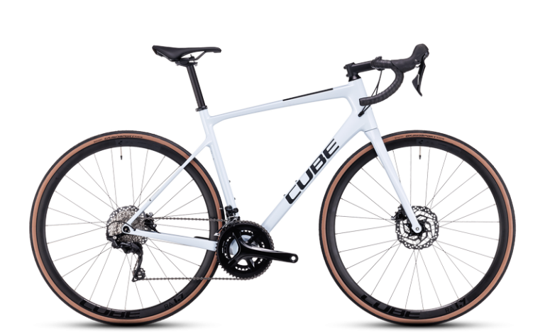 Cube Attain GTC Race 2024 blanc et noir, vélo de route carbone à freins à disque