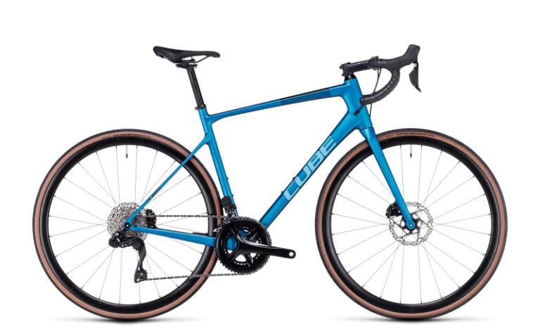 Cube Attain GTC SLX 2024, vélo de route carbone à groupe Shimano 105 Di2, vue de profil