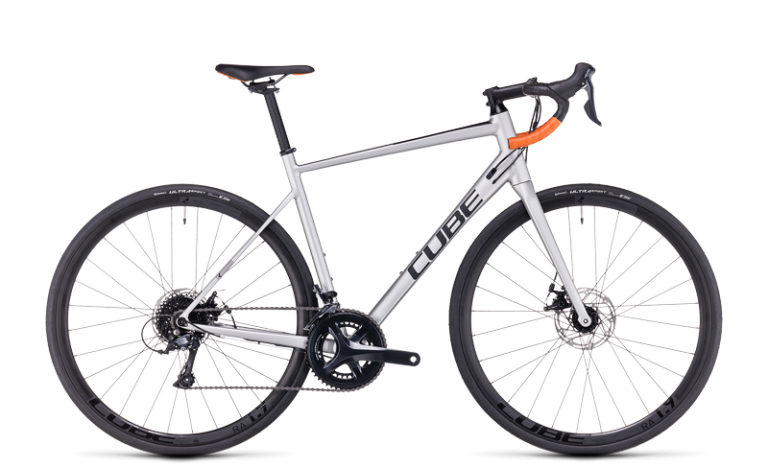 Cube Attain Pro 2024 argent et orange, vélo de route aluminium à freins à disque