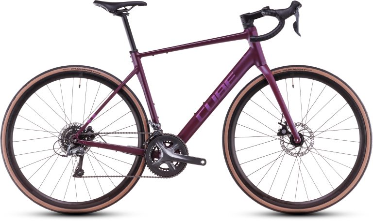 Cube Attain Pro 2025, vélo de route aluminium à fourche carbone, vue de profil