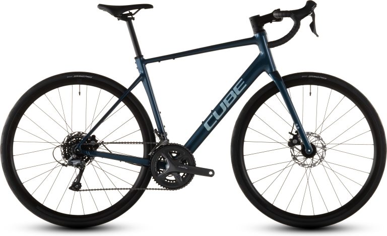 Cube Attain Pro 2026, vélo de route en aluminium à fourche carbone, vue de profil