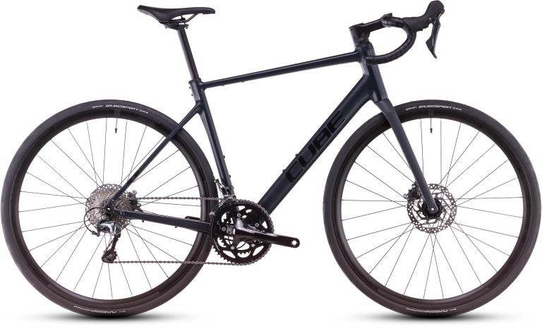 Cube Attain Race 2025, vélo de route aluminium à freins hydrauliques, vue de profil