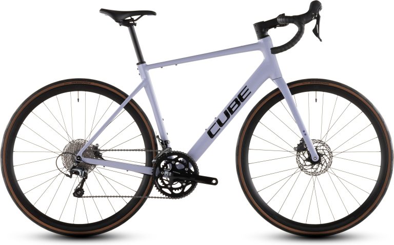 Cube Attain Race 2026, vélo de route en aluminium à fourche carbone, vue de profil