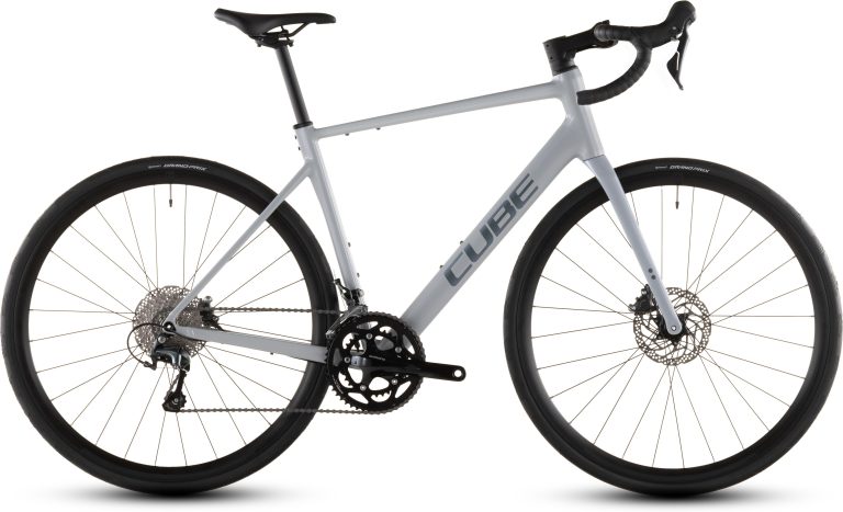 Cube Attain Race 2026, vélo de route d’endurance en aluminium, vue de profil