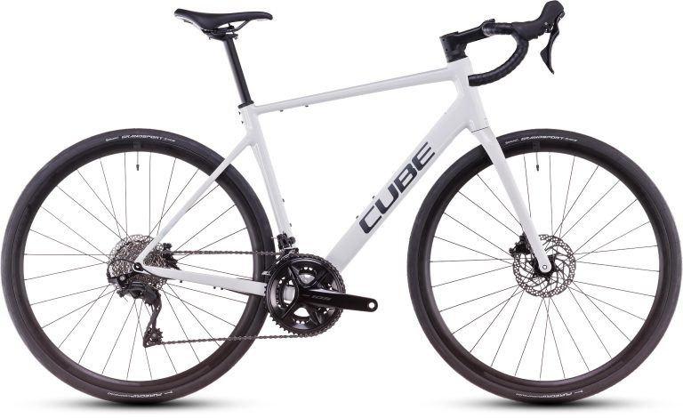 Cube Attain SLX 2025, vélo de route d’endurance à cadre aluminium et fourche carbone, vue de profil
