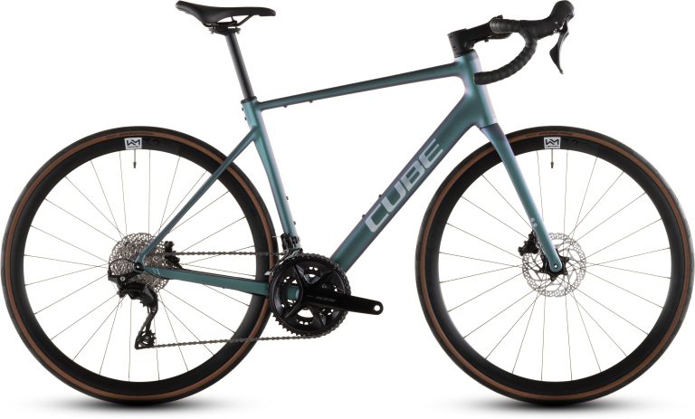 Cube Attain SLX 2026, vélo de route en aluminium à roues Newmen, vue de profil