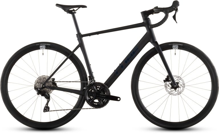 Cube Attain SLX 2026, vélo de route d’endurance en aluminium, vue de profil