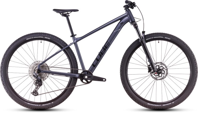 Cube Attention Pro 2025, VTT semi-rigide aluminium à transmission Shimano Deore, vue de profil