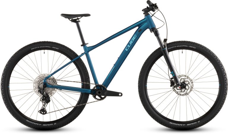 Cube Attention Pro 2026, VTT semi-rigide aluminium à transmission Shimano XT douze vitesses, vue de profil