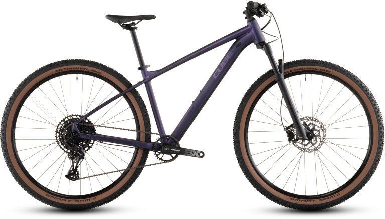 Cube Attention SLX 2026, VTT semi-rigide aluminium à fourche RockShox Judy, vue de profil