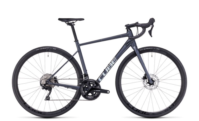 Cube Axial WS Race 2024, vélo de route en aluminium équipé Shimano 105, coloris metalblack´n´rainbow, vue de profil