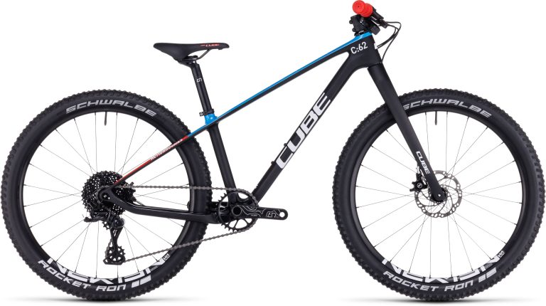 Cube Elite 240 C:62 Pro 2025, VTT enfant 24 pouces à cadre carbone, vue de profil