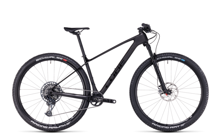Cube Elite C:62 ONE 2024, VTT de cross-country 29 pouces à cadre carbone noir, vue de profil