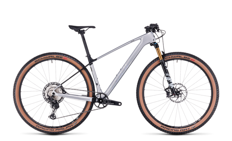 Cube Elite C:62 Pro 2024, VTT de cross-country carbone à fourche Fox, vue de profil