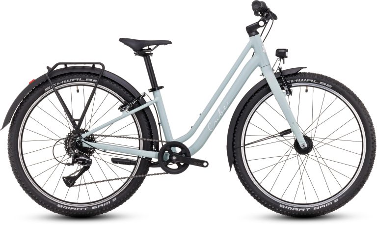 Cube ella 240 de 2025, vélo enfant 24 pouces à cadre aluminium, vue de profil