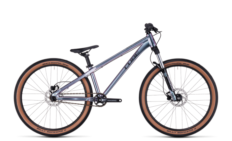 Cube Flying Circus 2024 noir, vélo de dirt 26 pouces à pignon unique, vue de profil
