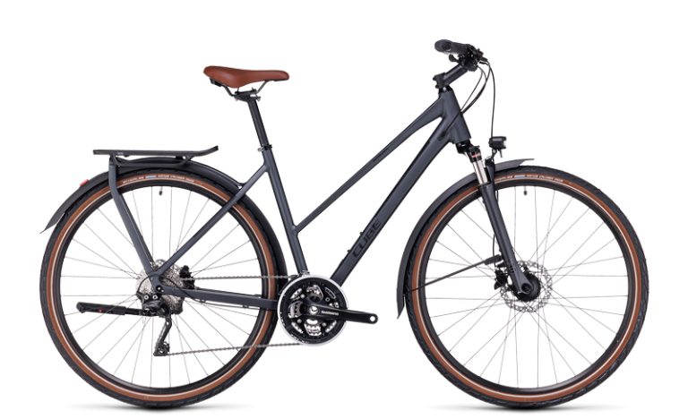 Cube Kathmandu Pro 2024 à cadre Trapeze, vélo de trekking avec porte-bagages intégré, coloris grey´n´black, vue de profil