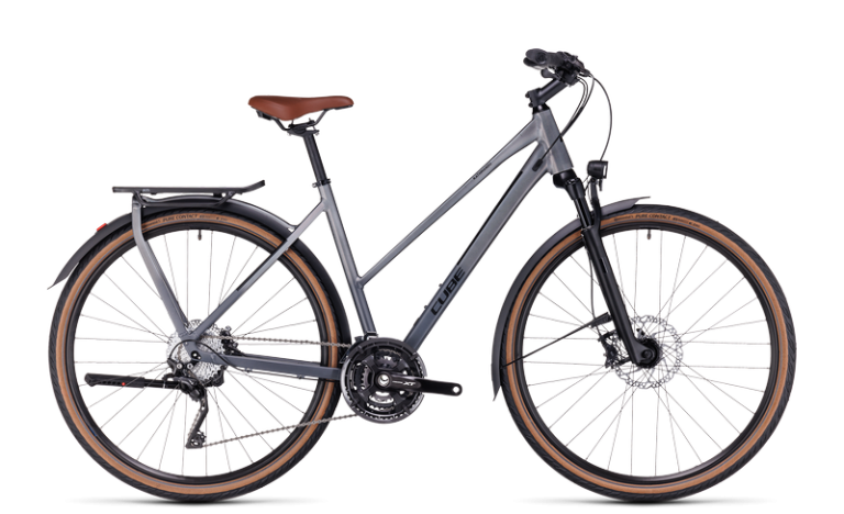 Cube Kathmandu SLX 2024 à cadre Trapeze, vélo de trekking avec porte-bagages intégré, coloris prizmsilver´n´black, vue de profil