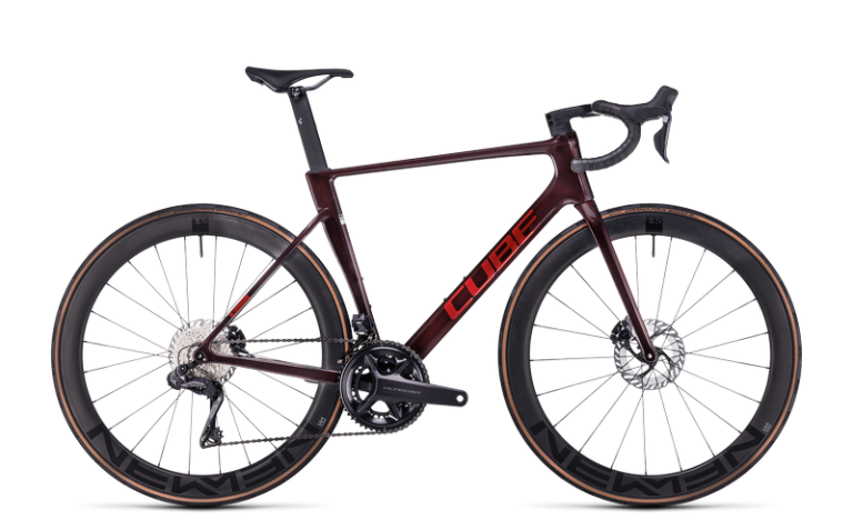 Cube Litening AIR C:68X Race 2024, vélo de route aéro à cadre carbone, coloris liquidred´n´carbon, vue de profil
