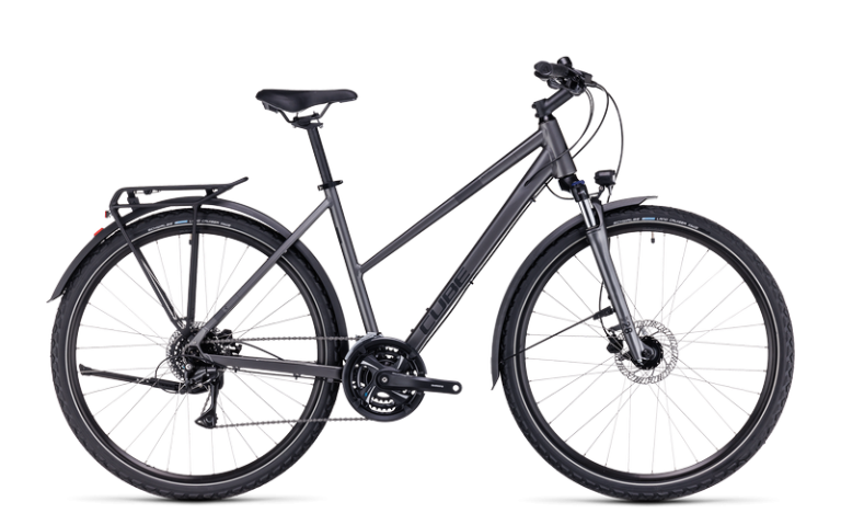 Cube Nature Allroad 2024 graphite, vélo de trekking équipé à cadre trapèze et moyeu dynamo, vue de profil