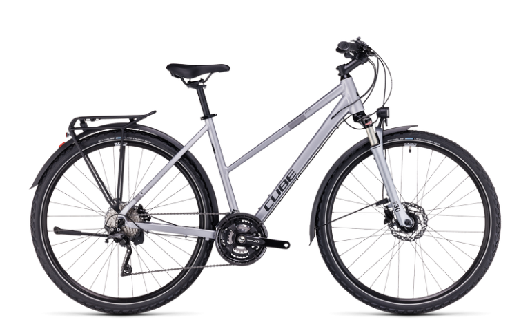 Cube Nature EXC Allroad 2024 gris polarsilver, vélo de trekking équipé à cadre trapèze et moyeu dynamo, vue de profil