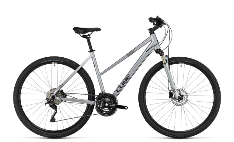 Cube Nature EXC 2024 gris polarsilver, vélo de trekking à cadre trapèze et fourche à ressort pneumatique, vue de profil