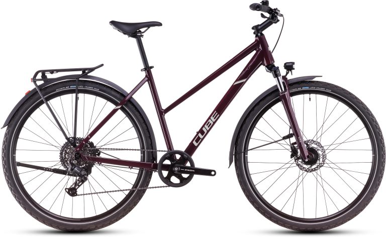 Cube Nature ONE Allroad 2025, vélo de trekking équipé avec garde-boue et éclairage, vue de profil