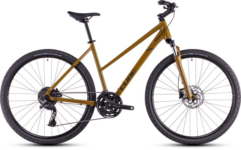 Cube Nature Pro 2025, vélo de trekking tout chemin à transmission Shimano Cues, vue de profil