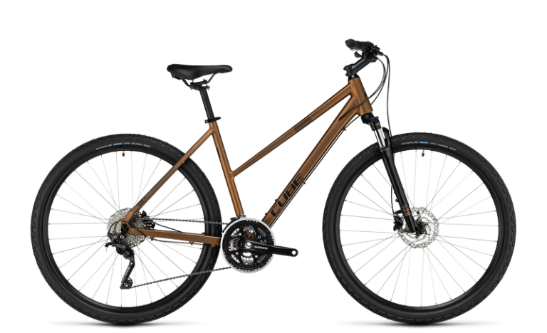 Cube Nature Pro 2024 doré gold´n´black, vélo de trekking à cadre trapèze et fourche suspendue, vue de profil