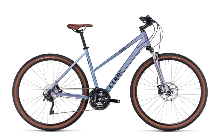 Cube Nature SLX 2024 coloris galactic, vélo de trekking à cadre trapèze et fourche à ressort pneumatique, vue de profil