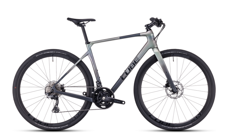 Cube Nulane C:62 SLT 2024, vélo urbain à cadre carbone et guidon plat, coloris prizmsilver´n´black, vue de profil