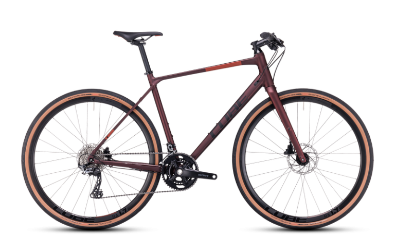 Cube Nulane Race 2024, vélo urbain sportif à cadre haut aluminium et guidon plat, coloris rubyred´n´black, vue de profil