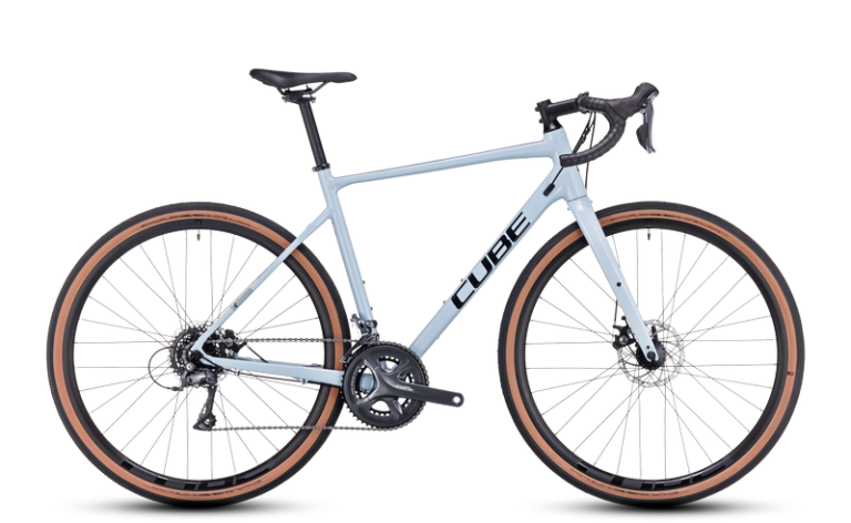 Cube Nuroad 2024, vélo gravel à cadre aluminium et fourche carbone, coloris skygrey´n´black, vue de profil