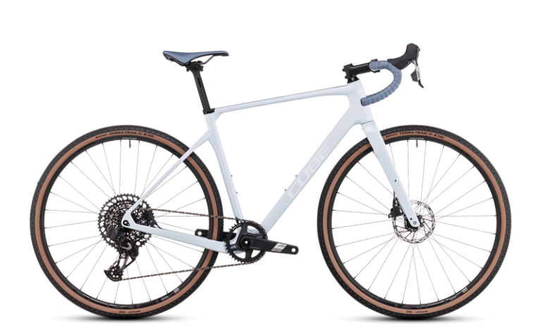 Cube Nuroad C:62 EX 2024, vélo gravel à cadre carbone et transmission Sram AXS, coloris frostwhite´n´white, vue de profil
