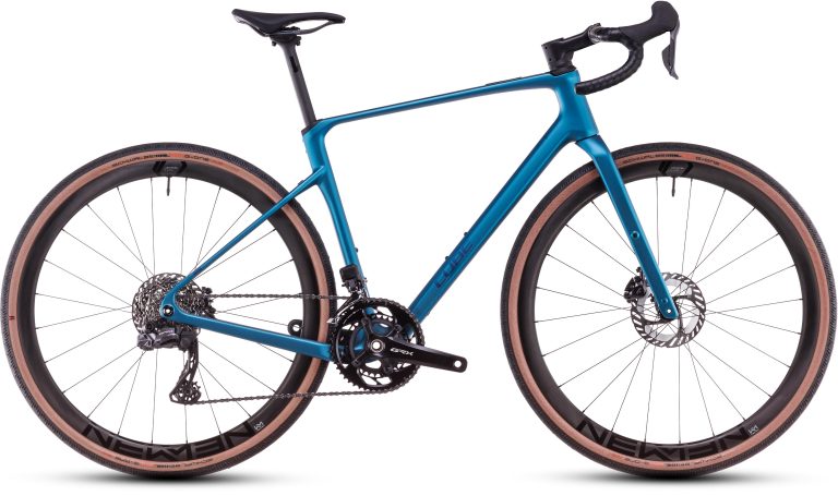 Cube Nuroad C:62 Race 2025, gravel carbone à transmission électronique, vue de profil