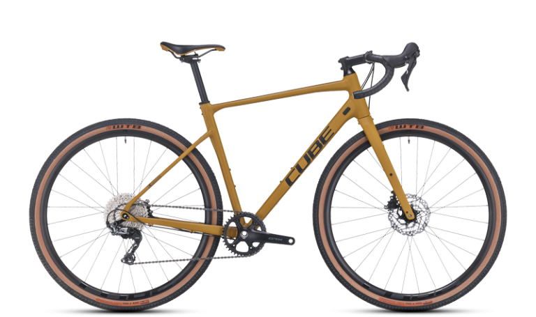 Cube Nuroad EX 2024, vélo gravel à cadre aluminium et fourche carbone, coloris caramel´n´black, vue de profil