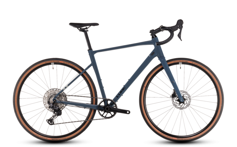 Cube Nuroad EX 2025, gravel aluminium à fourche carbone et transmission GRX, vue de profil