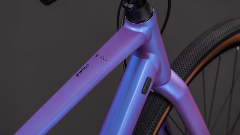 Cube Nuroad EX 2026, gravel à cadre aluminium et fourche carbone, vue de profil