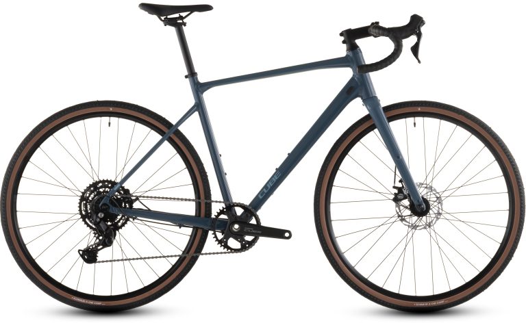 Cube Nuroad ONE 2026, gravel aluminium à fourche carbone, vue de profil