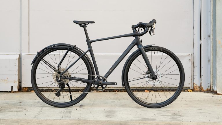 Cube Nuroad Pro FE 2025, gravel aluminium à moyeu dynamo, vue de profil